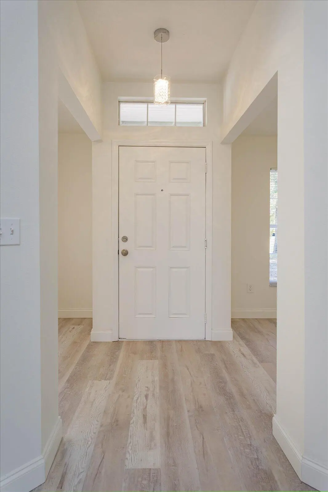 03-Foyer at 426 Ash Street, Sebastian