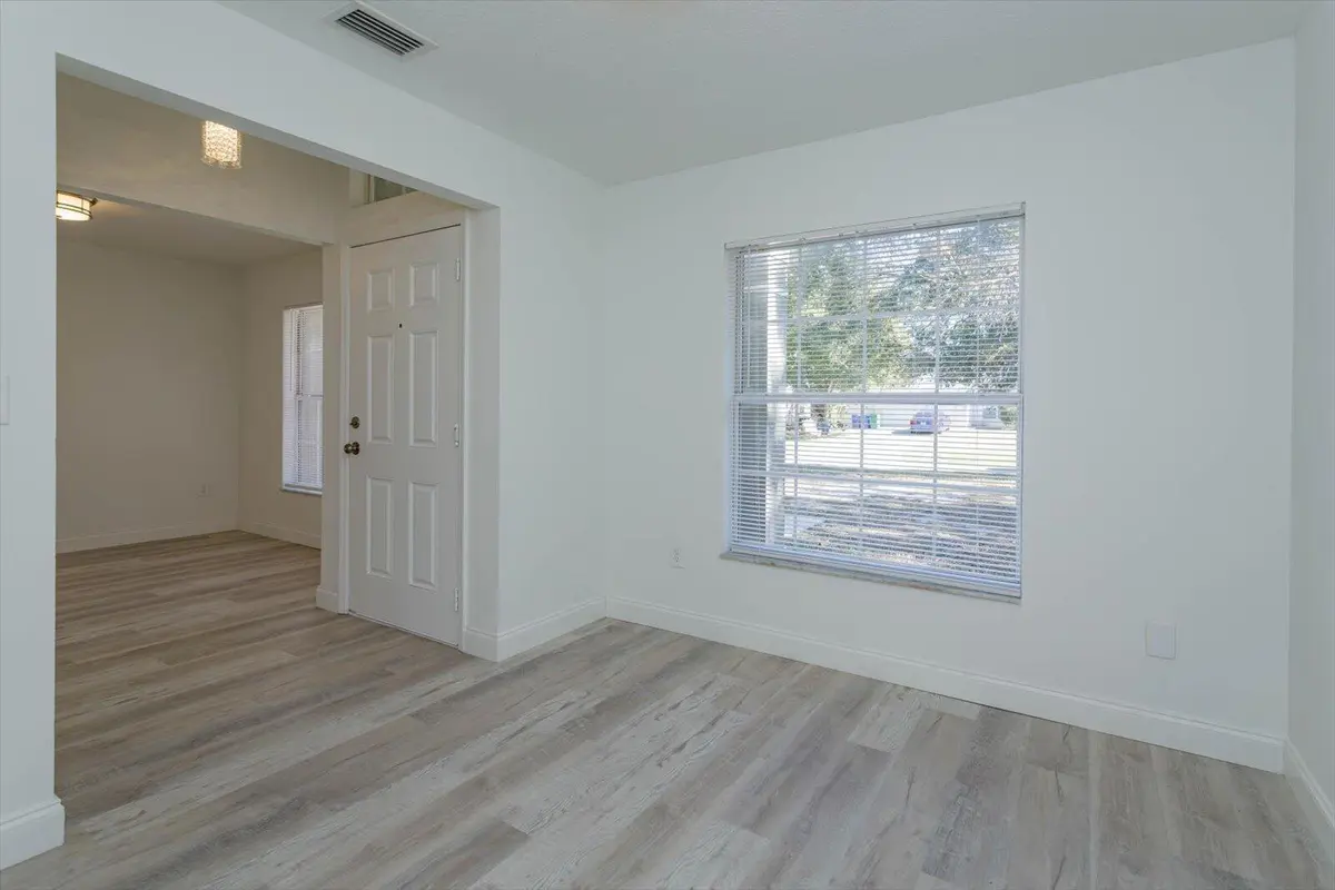 04-Living Room at 426 Ash Street, Sebastian