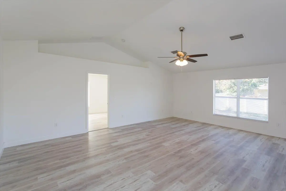 06-Family Room at 426 Ash Street, Sebastian