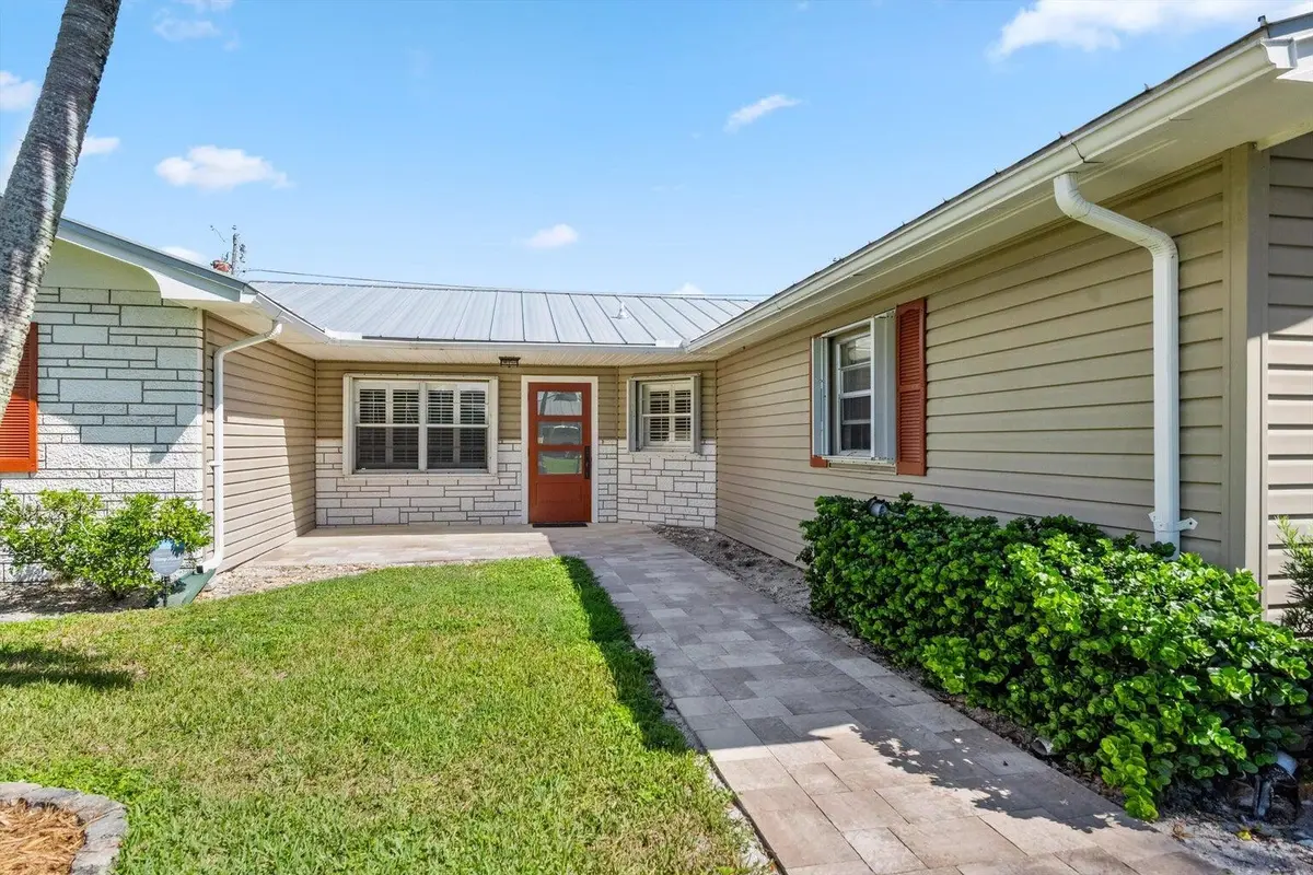20251209193749984815000000-o at 8053 SE Carlton Street, Hobe Sound