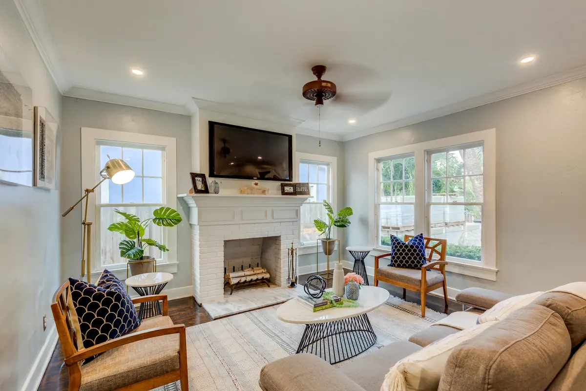 Living at 717 N Lakeside Drive, Lake Worth Beach