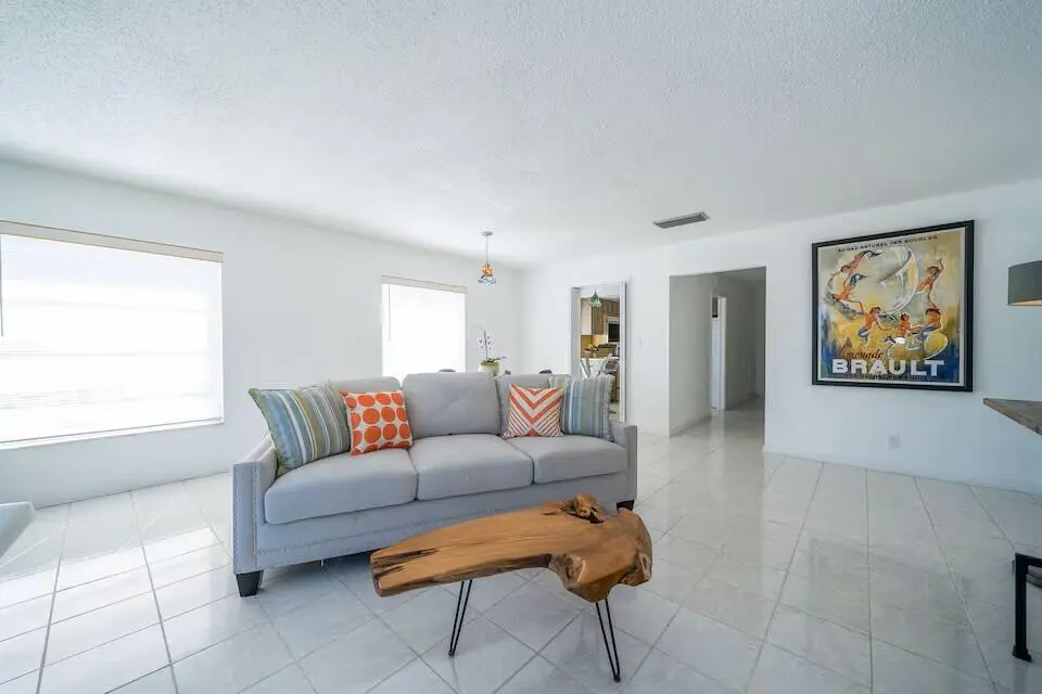 0f44308e-67f2-4221-9c7e-72b2b1f2e5b3 at 6 Lucerne Avenue 3, Lake Worth Beach