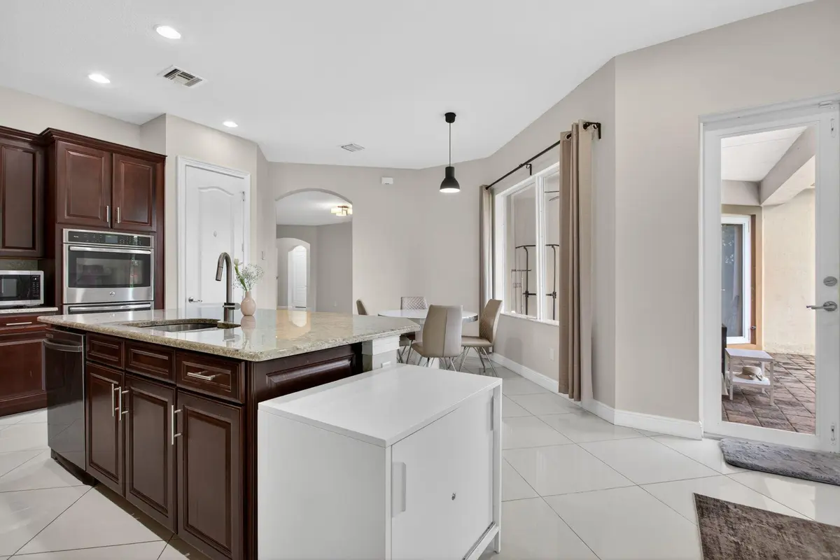 45-web-or-mls-8850-6808 at 8850 Miralago Way, Parkland