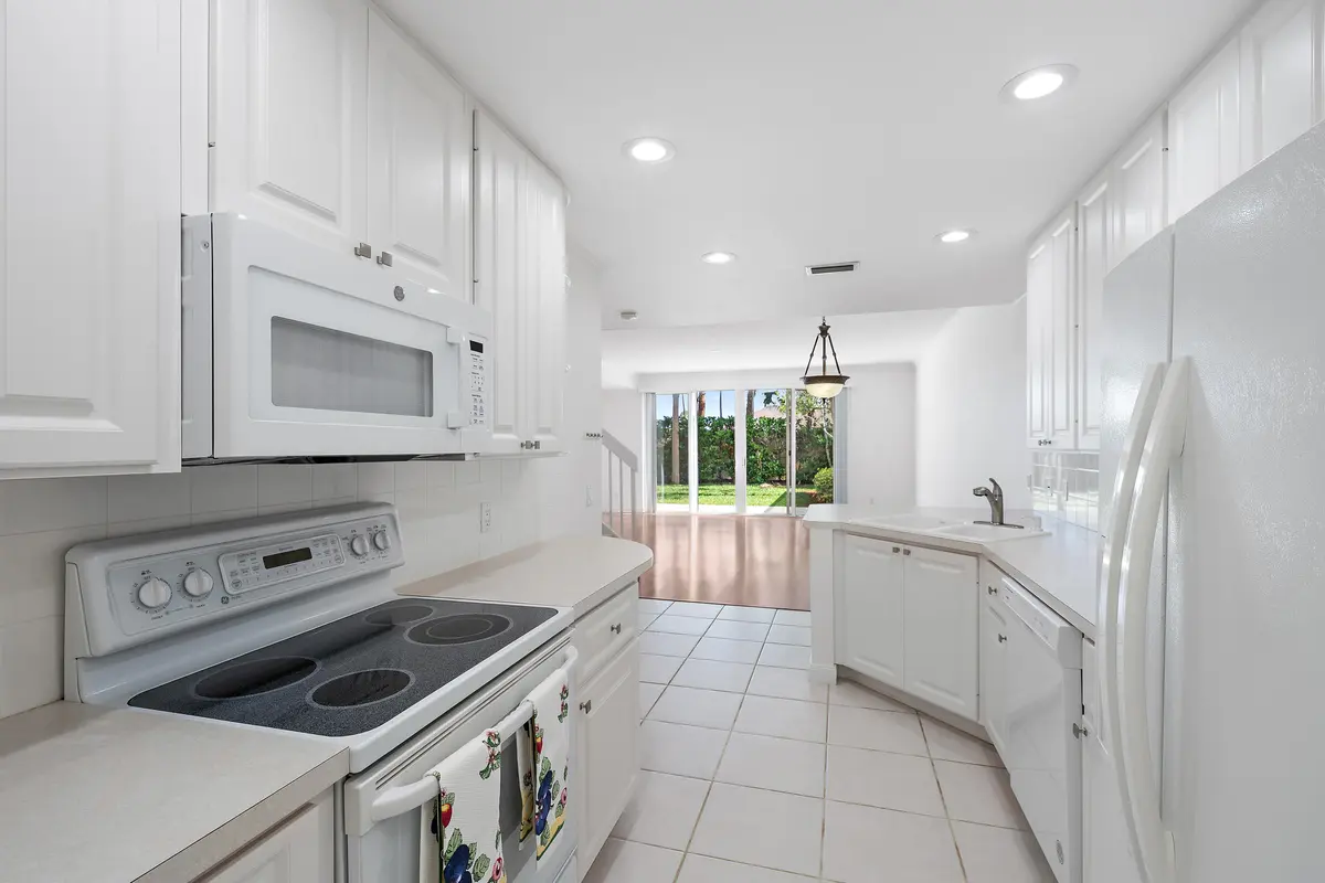 Kitchen at 474 Capistrano Drive, Palm Beach Gardens