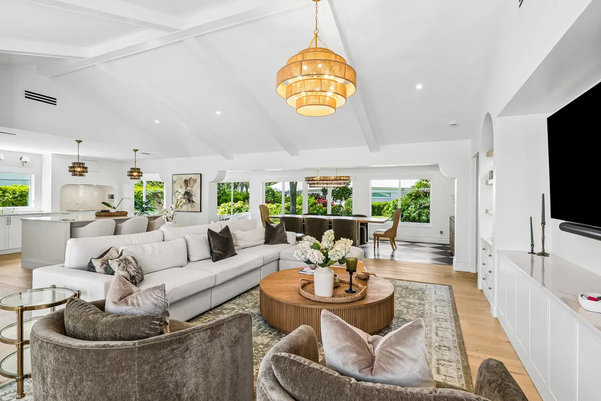 TV area at 4419 E Sanderling Cir, Boynton Beach
