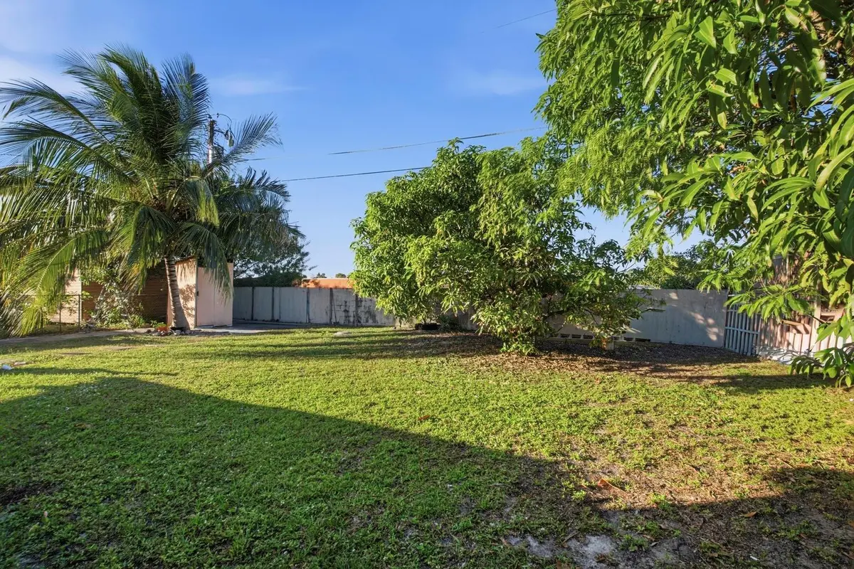 Photo 3 at 561 NE 38th Street, Deerfield Beach