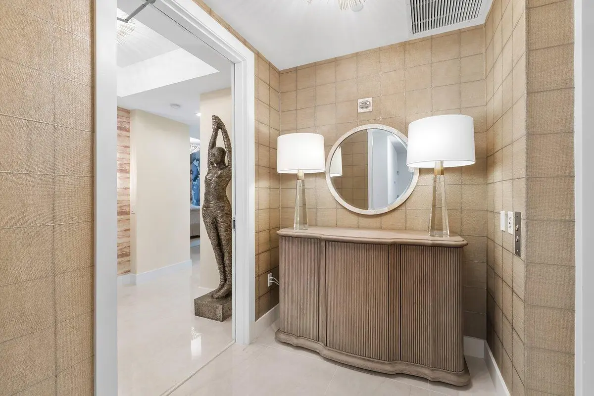 Foyer elevator at 3 Water Club Way 401, North Palm Beach