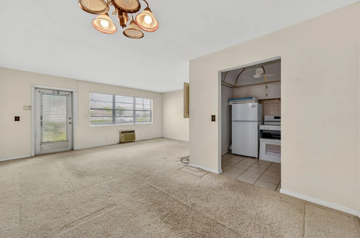 08 Dining room 02 at 2 Chatham A, West Palm Beach
