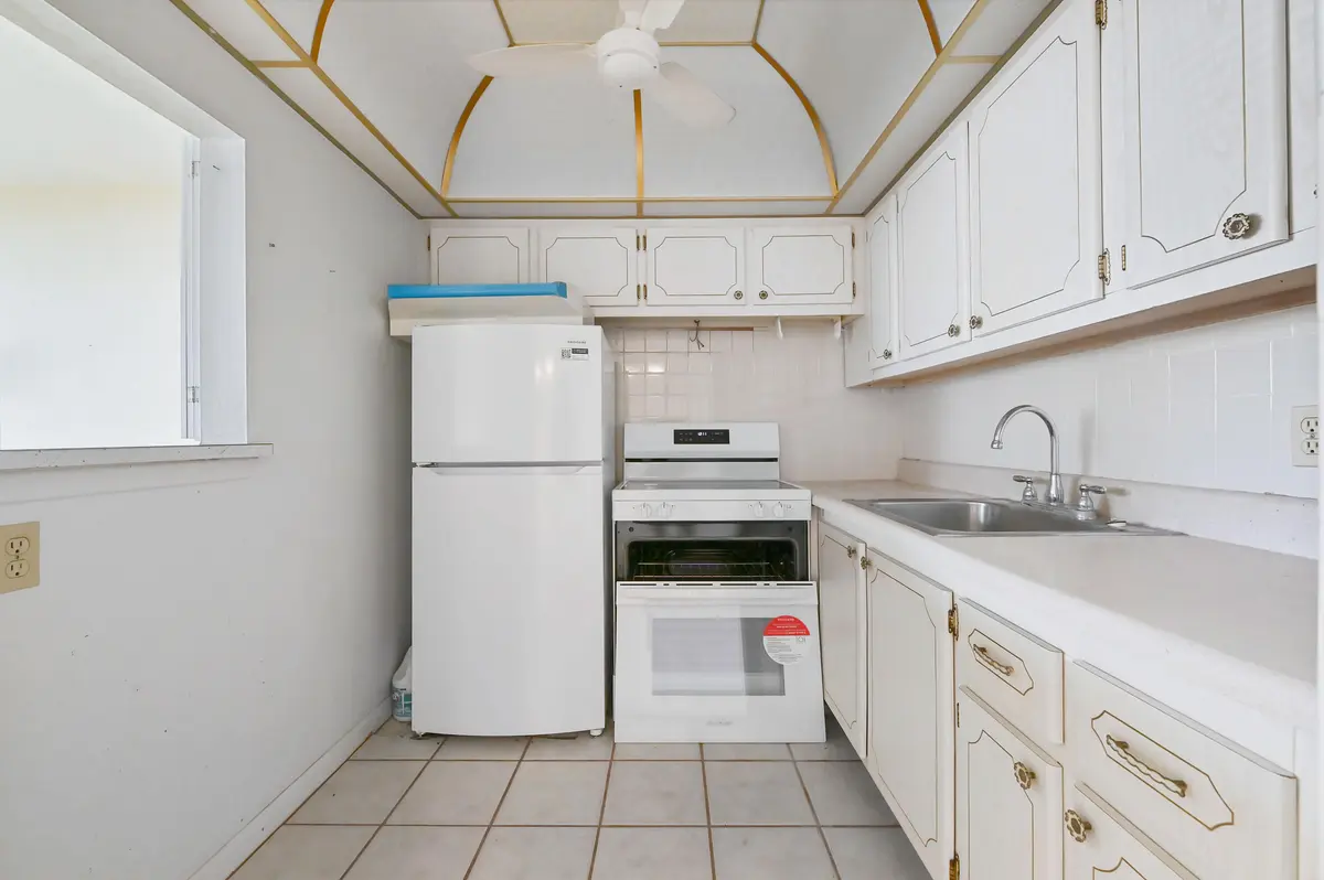 09 Kitchen 01 at 2 Chatham A, West Palm Beach