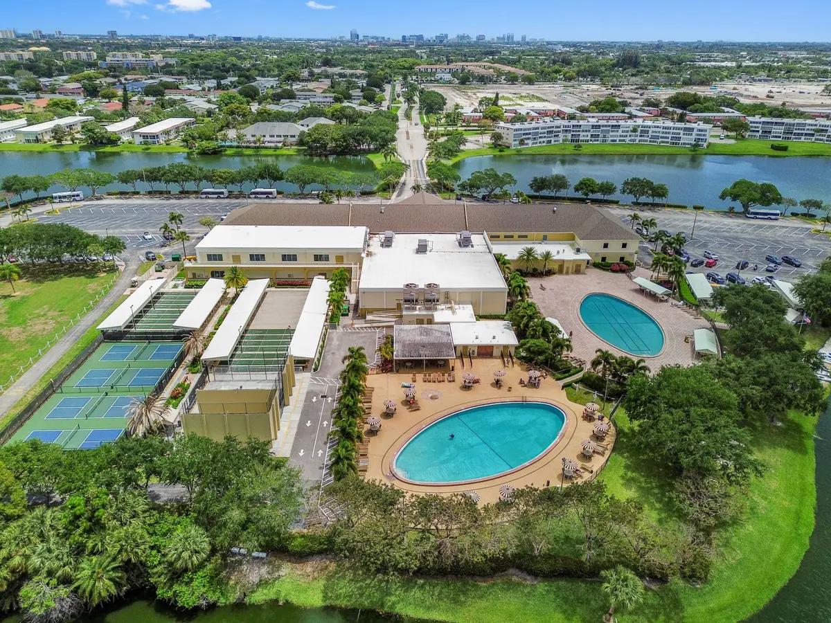22 drone 04 at 2 Chatham A, West Palm Beach