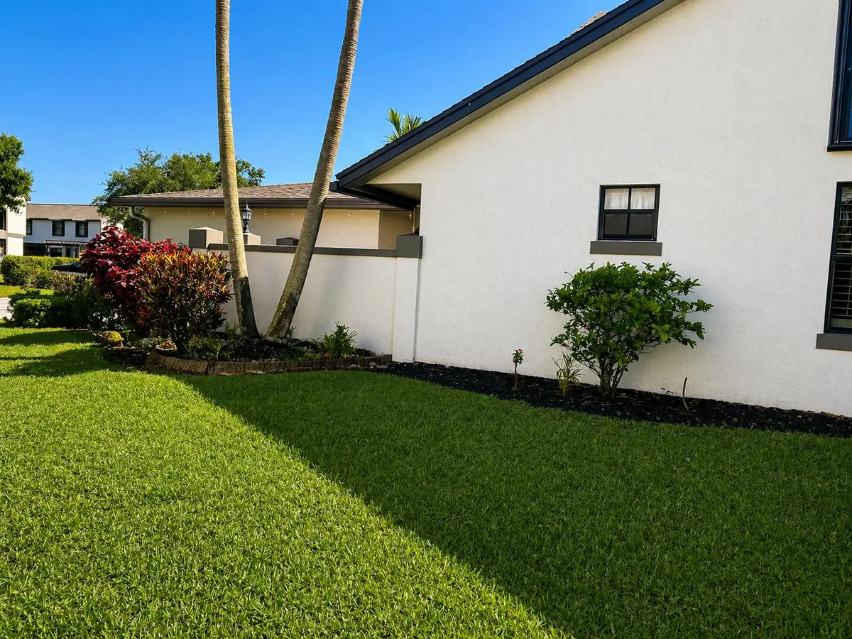 SIDE EXTERIOR VIEW at 1711 Landings Boulevard, Greenacres