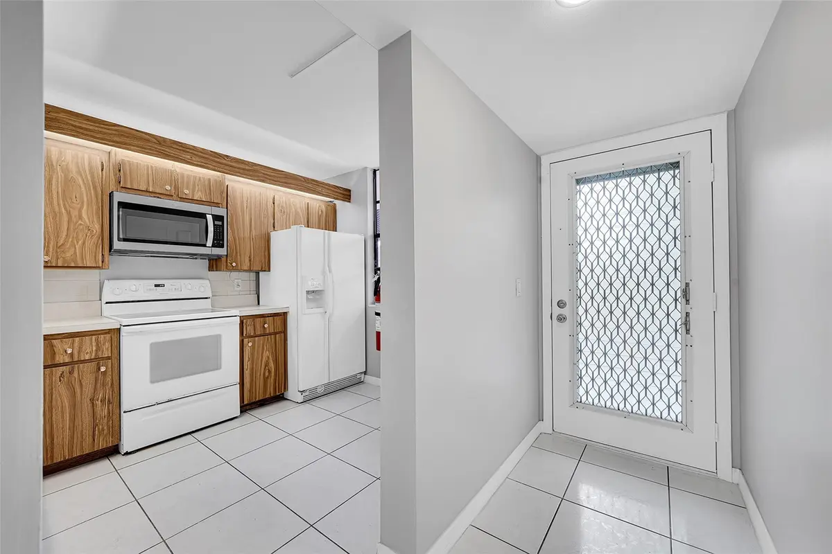 Photo 5 at 1713 Whitehall Drive 103, Davie