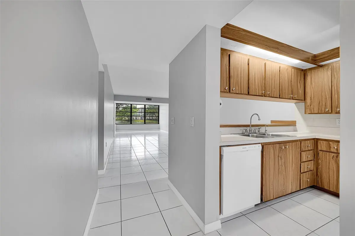 Photo 6 at 1713 Whitehall Drive 103, Davie