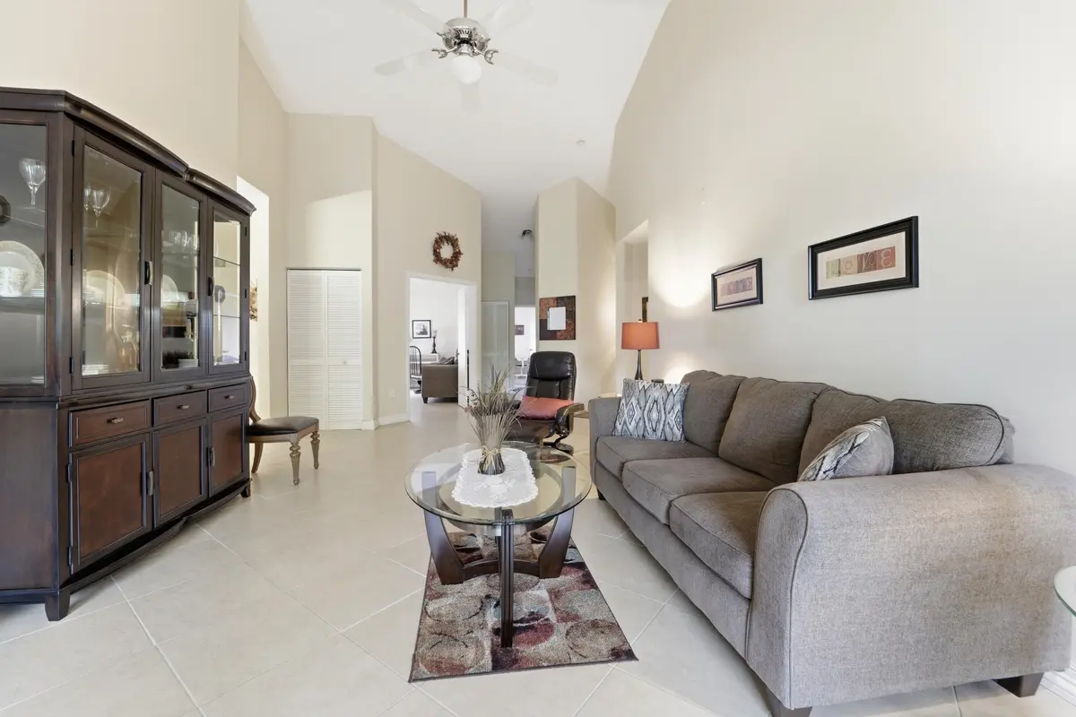 living area at 5218 Europa Drive K, Boynton Beach