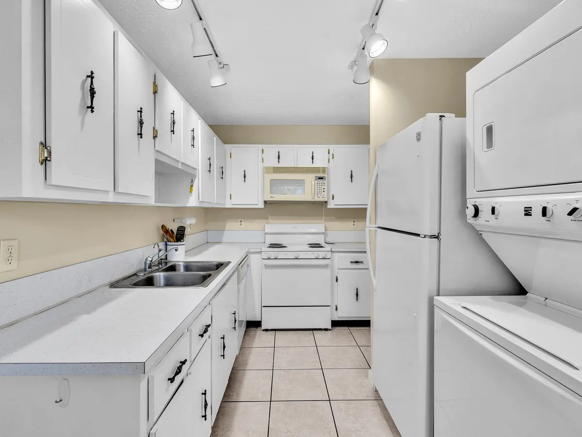 Washer and Dryer at 1610 NW 18th Avenue 96d, Delray Beach