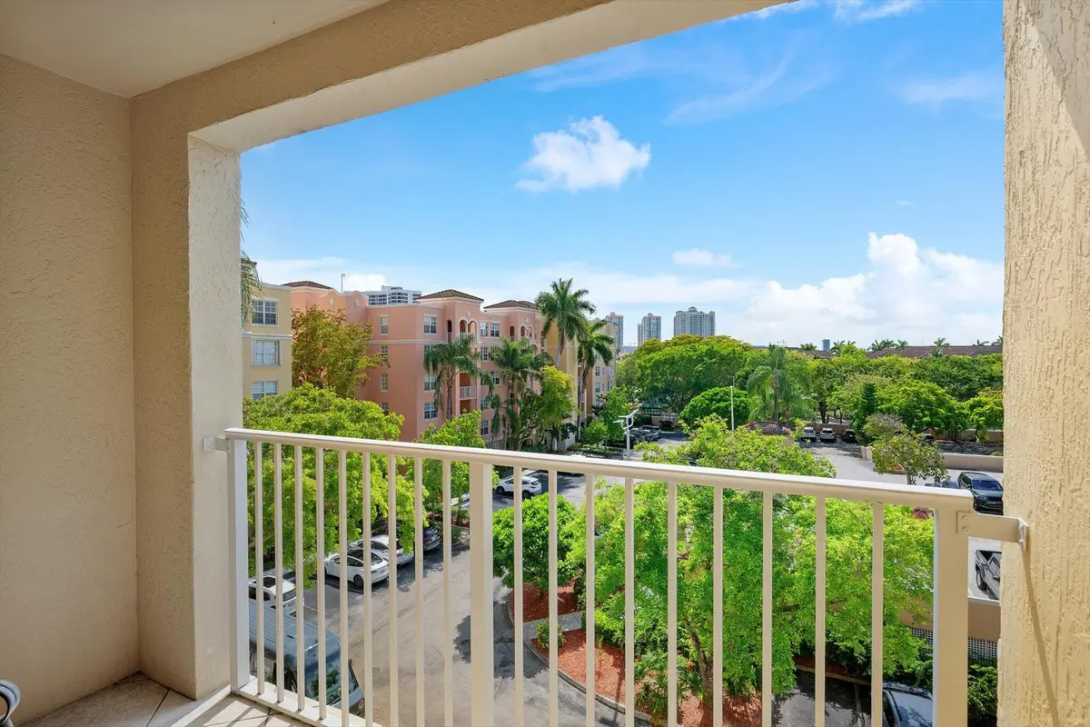18-19601 E Country Club Dr Unit 505_018 at 19601 E Country Club Drive 7505, Aventura