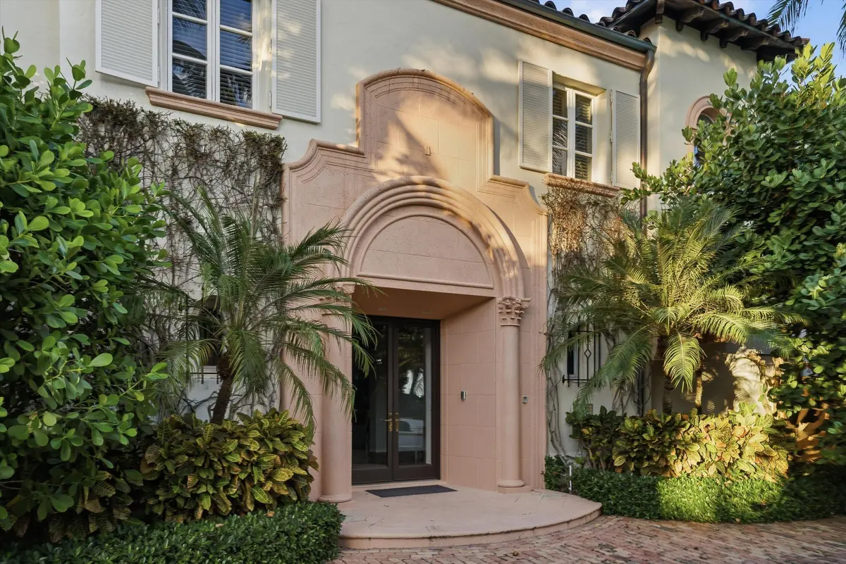 Entry at 240 N Ocean Boulevard, Palm Beach