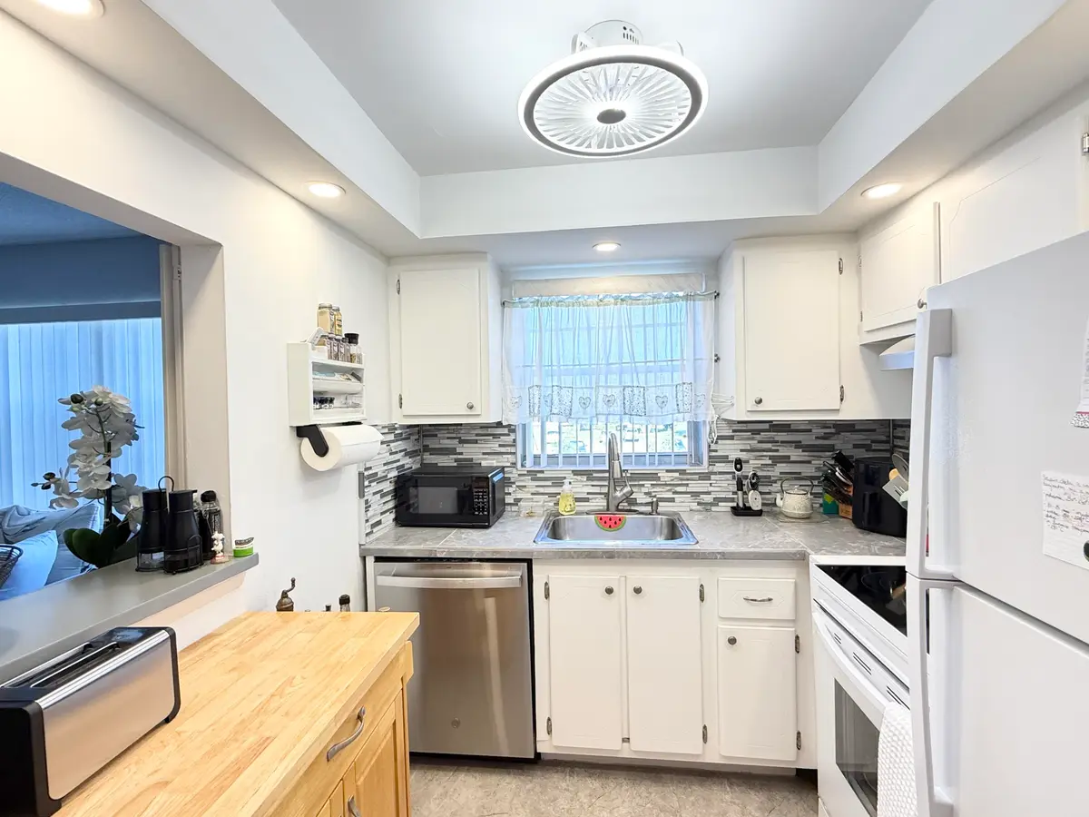 Kitchen at 228 Canterbury J, West Palm Beach