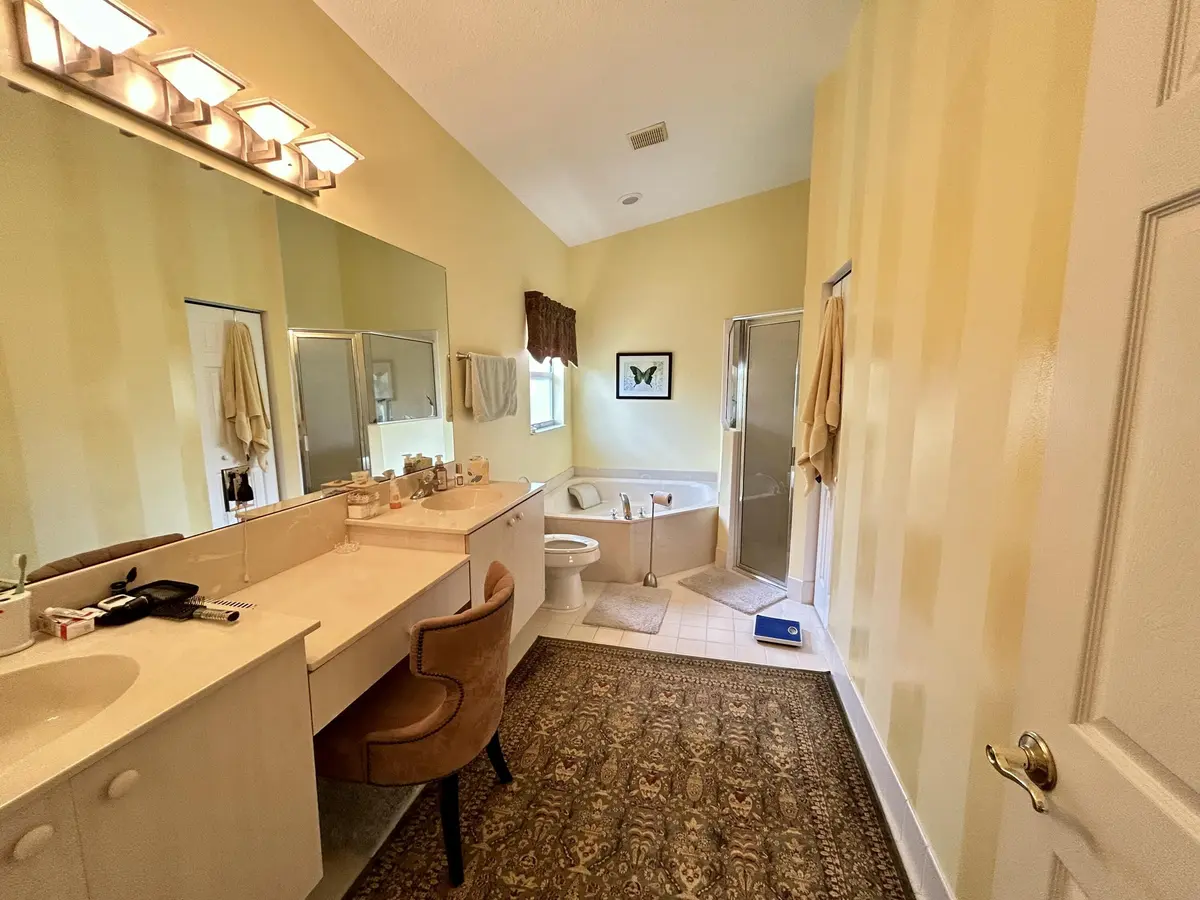 MASTER BATH at 360 NW Shoreline Circle, Port St. Lucie