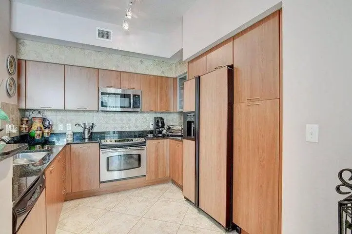 kitchen fully equipped at 625 Casa Loma Boulevard Lower Penthouse 9 Unit 1509, Boynton Beach