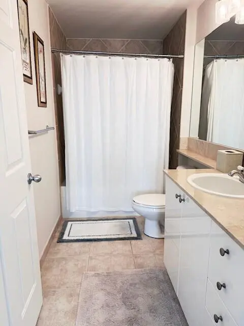 main bathroom at 625 Casa Loma Boulevard Lower Penthouse 9 Unit 1509, Boynton Beach
