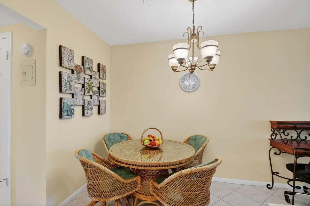 Dinning at 600 Horizon 207, Boynton Beach