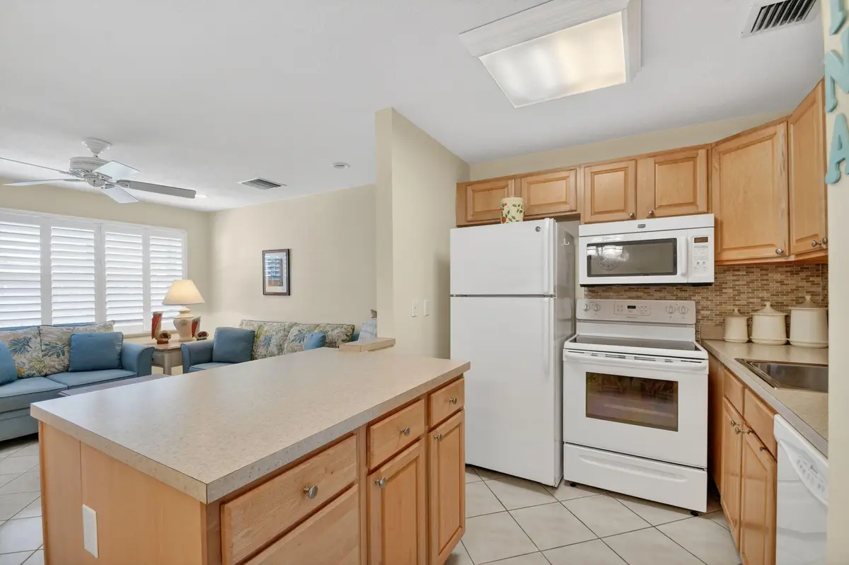 Open island at 600 Horizon 207, Boynton Beach