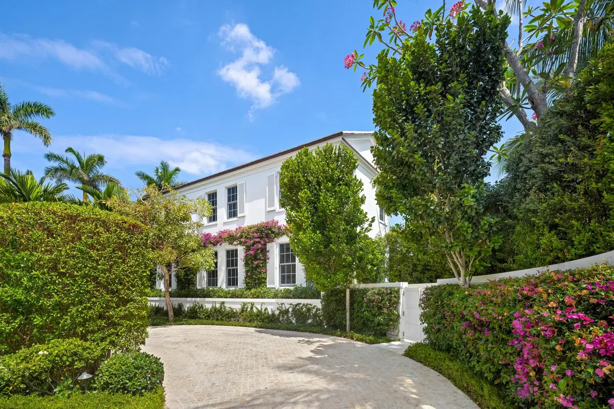 Front Driveway at 991 N Lake Way, Palm Beach