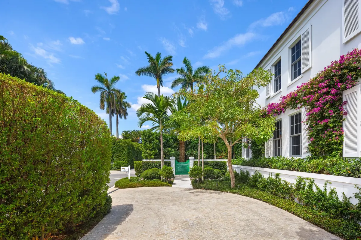 Front Driveway at 991 N Lake Way, Palm Beach