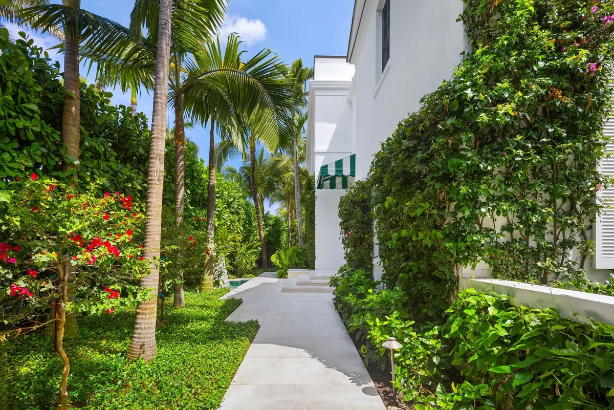 Front Entrance at 991 N Lake Way, Palm Beach