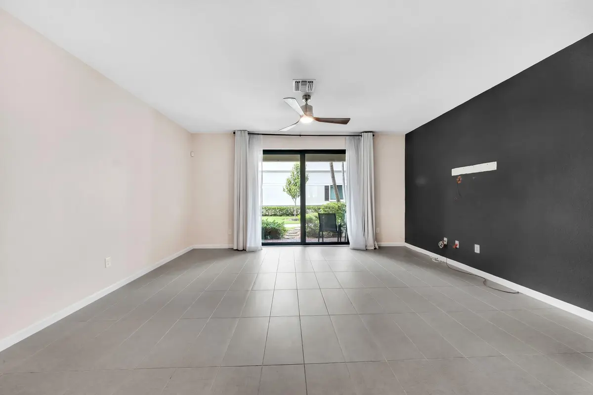 Photo 4 at 4208 N Dixie Highway 25, Oakland Park