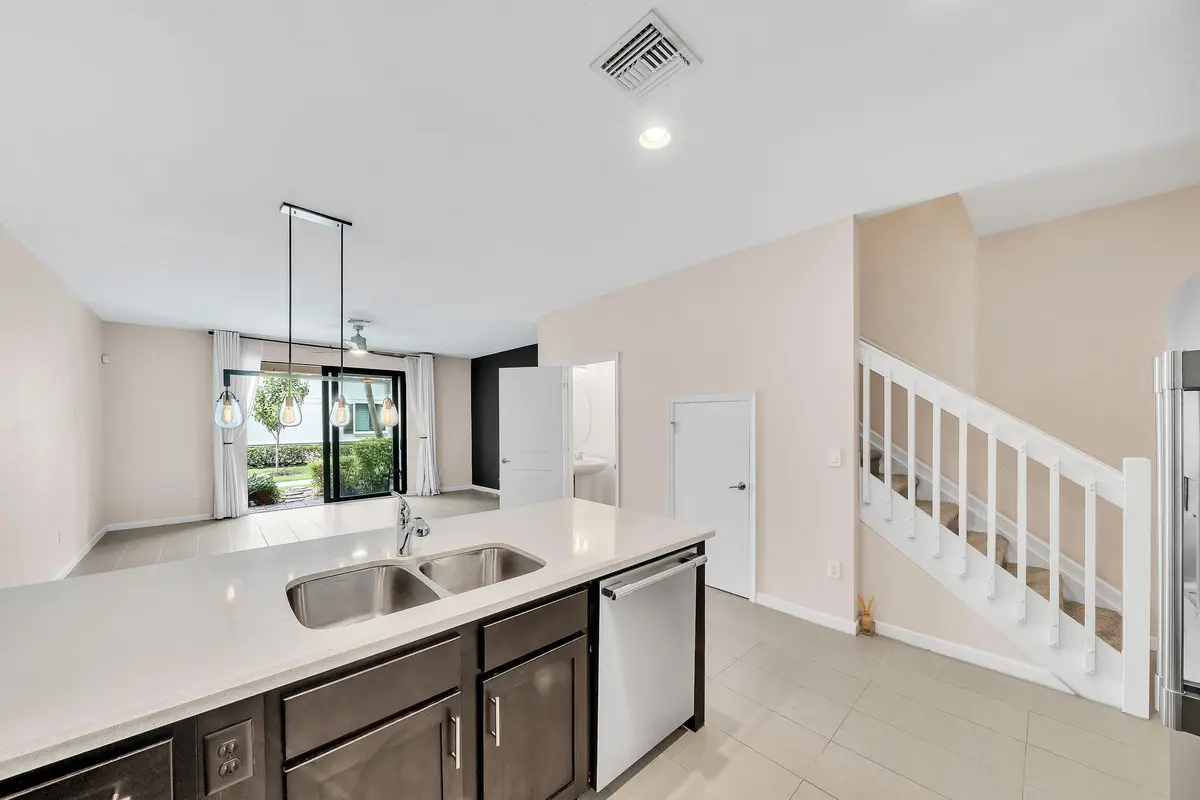 Photo 8 at 4208 N Dixie Highway 25, Oakland Park
