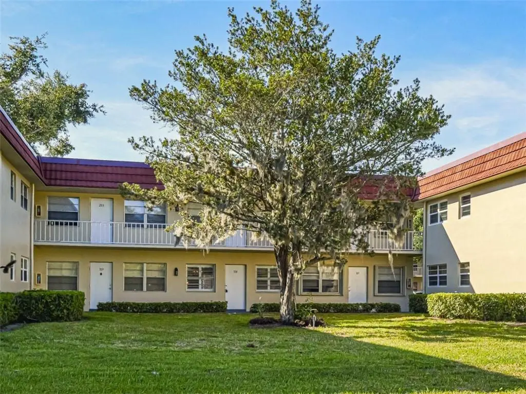 21 pine arbor 104 2 at 21 Pine Arbor Lane 104, Vero Beach