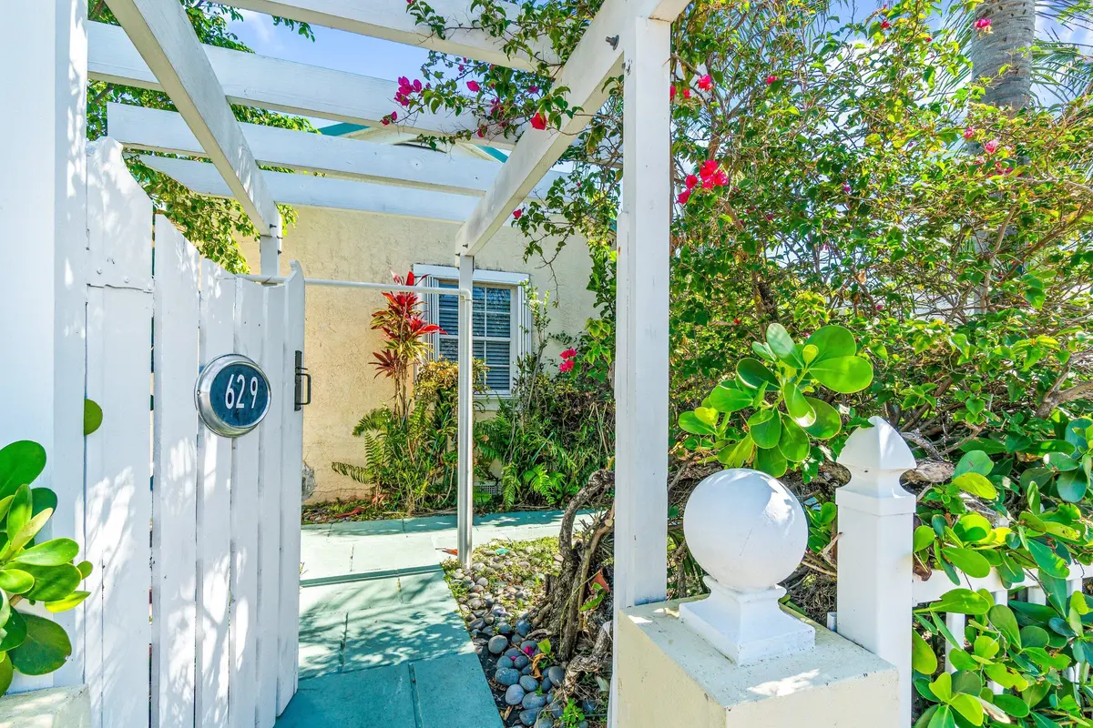 Entrance at 629 Selkirk Street, West Palm Beach