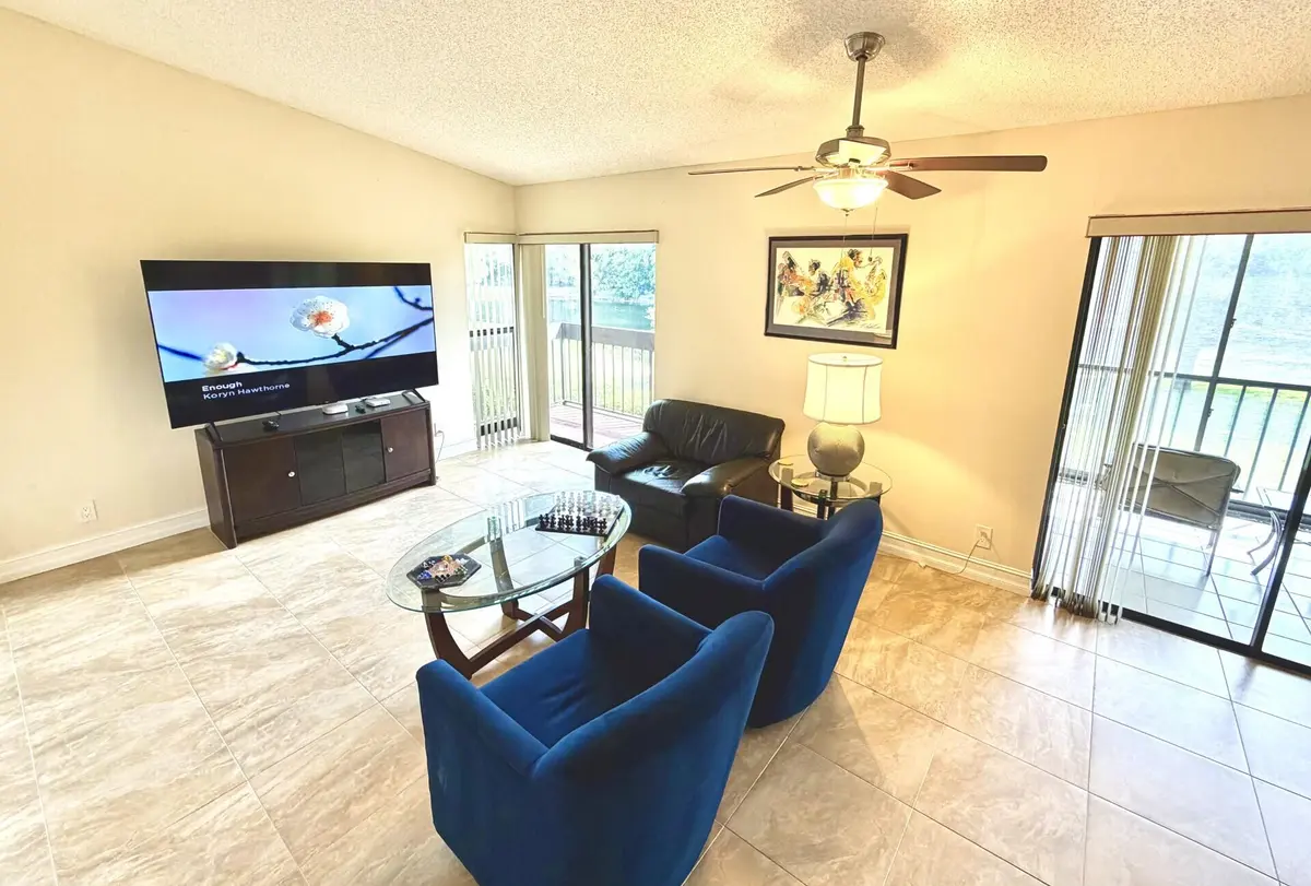 Den at 5055 Oakhill Lane 221, Delray Beach