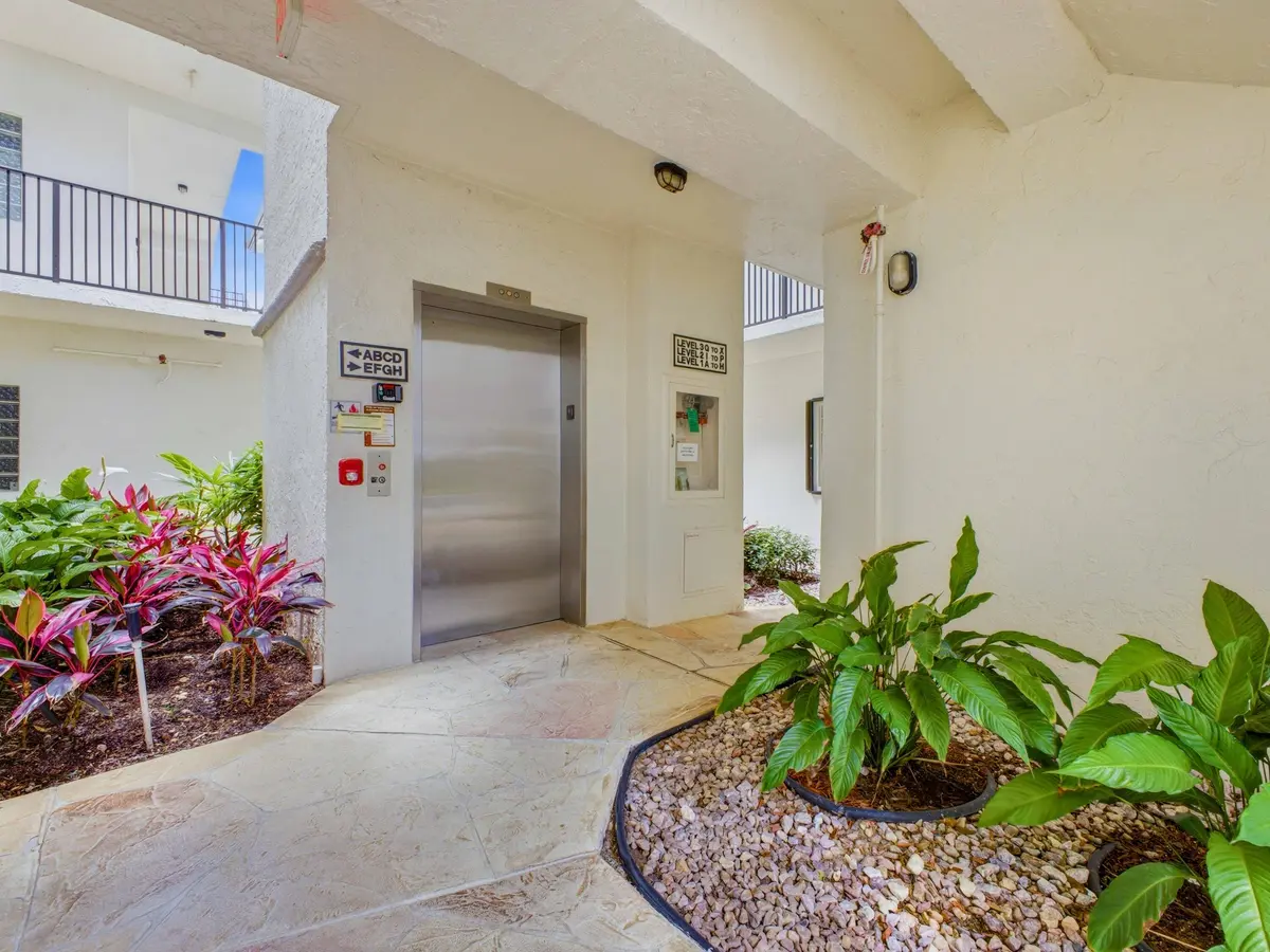 Elevator Courtyard at 5157 Floria Way J, Boynton Beach