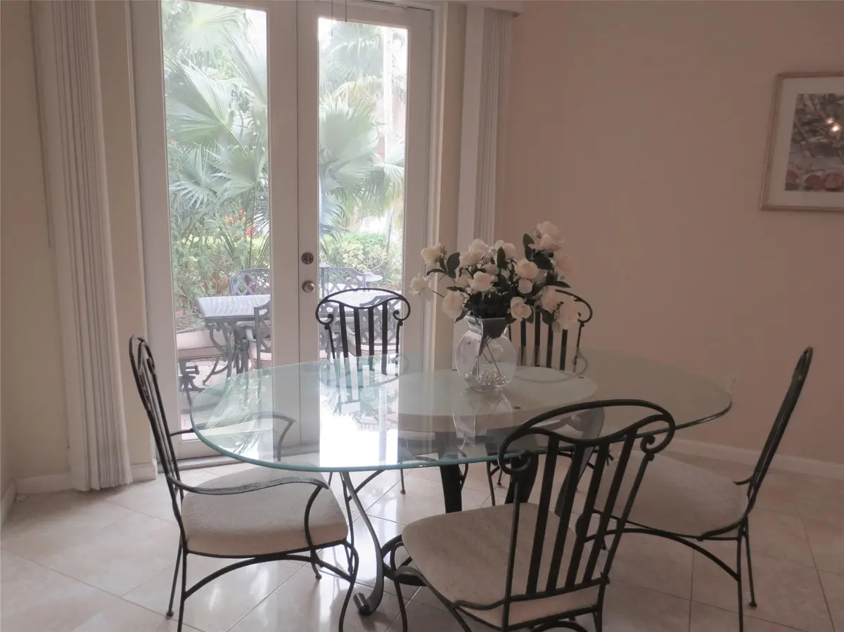 Dining at 1900 Oceanwalk Lane 117, Lauderdale-By-The-Sea