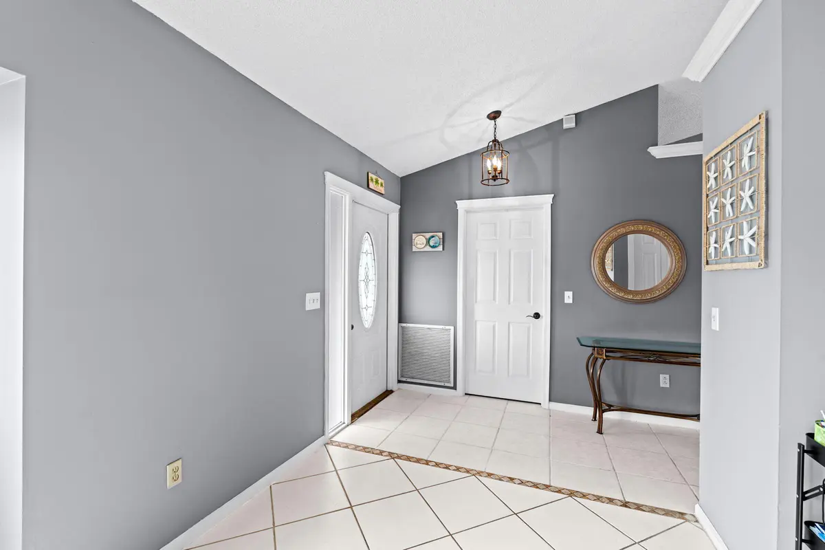 Foyer at 986 Cherry Lane, Wellington