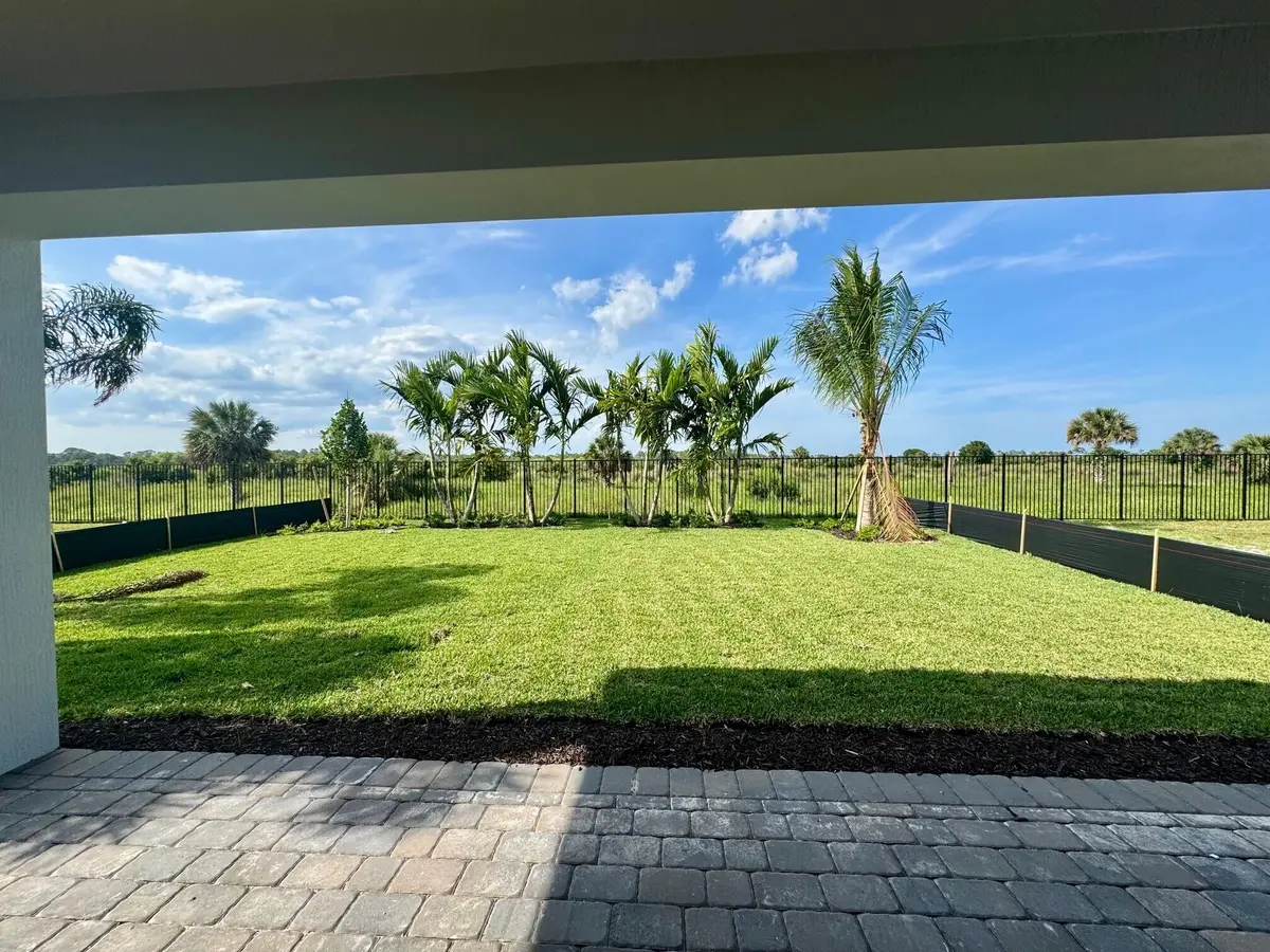 26 yard at 10676 Northbrook Circle Whitestone 26, Palm Beach Gardens