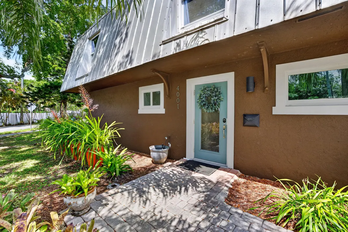 2 Entry at 4001 NE 14th Avenue, Oakland Park