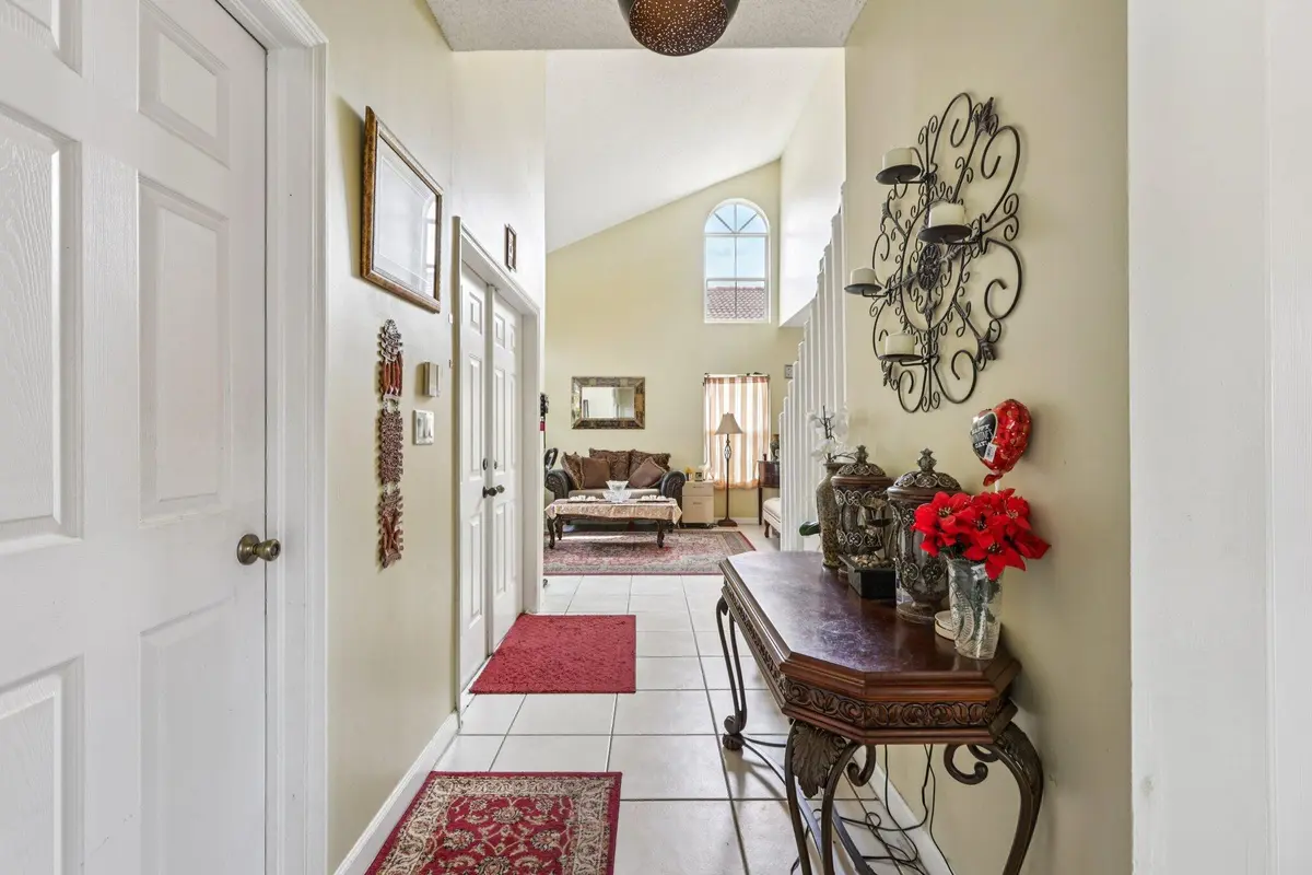 7-web-or-mls-E Royal Cove Cir-S0504-007 at 405 E Royal Cove Circle, Davie
