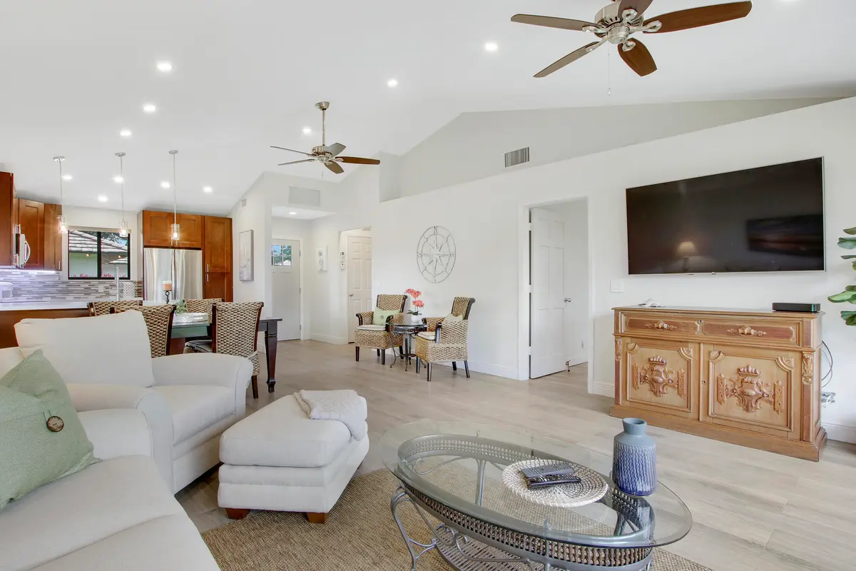 Living Area at 533 Club Drive, Palm Beach Gardens