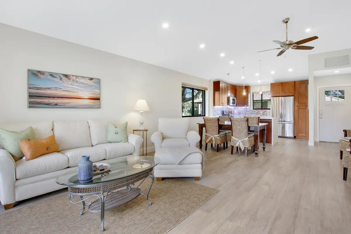 Comfortable Living Area at 533 Club Drive, Palm Beach Gardens