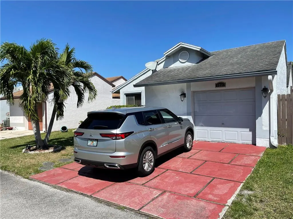 Photo 2 at 1231 SW 112th Avenue, Pembroke Pines