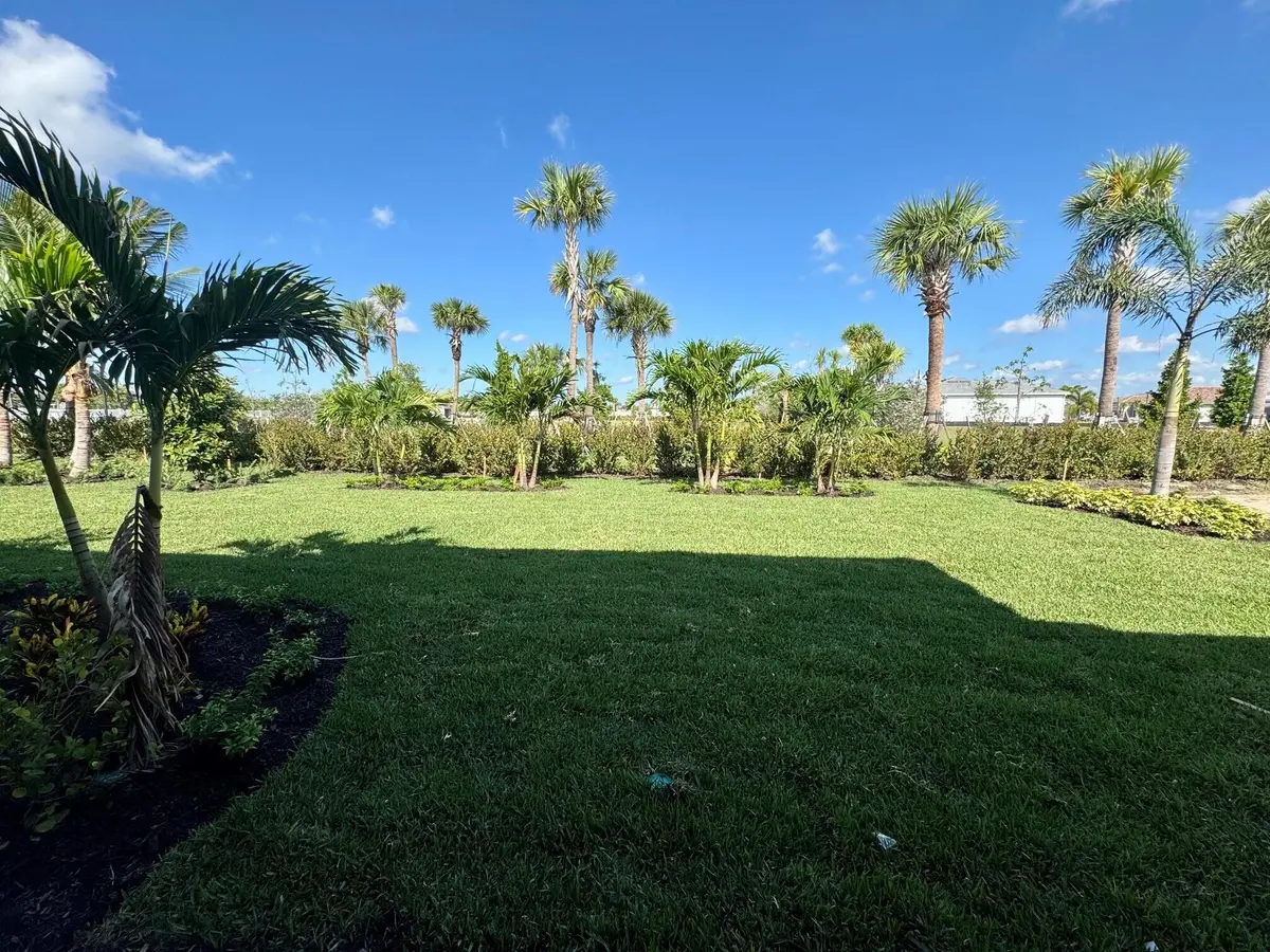 Yard at 12816 Springer Circle Stellar 46, Palm Beach Gardens