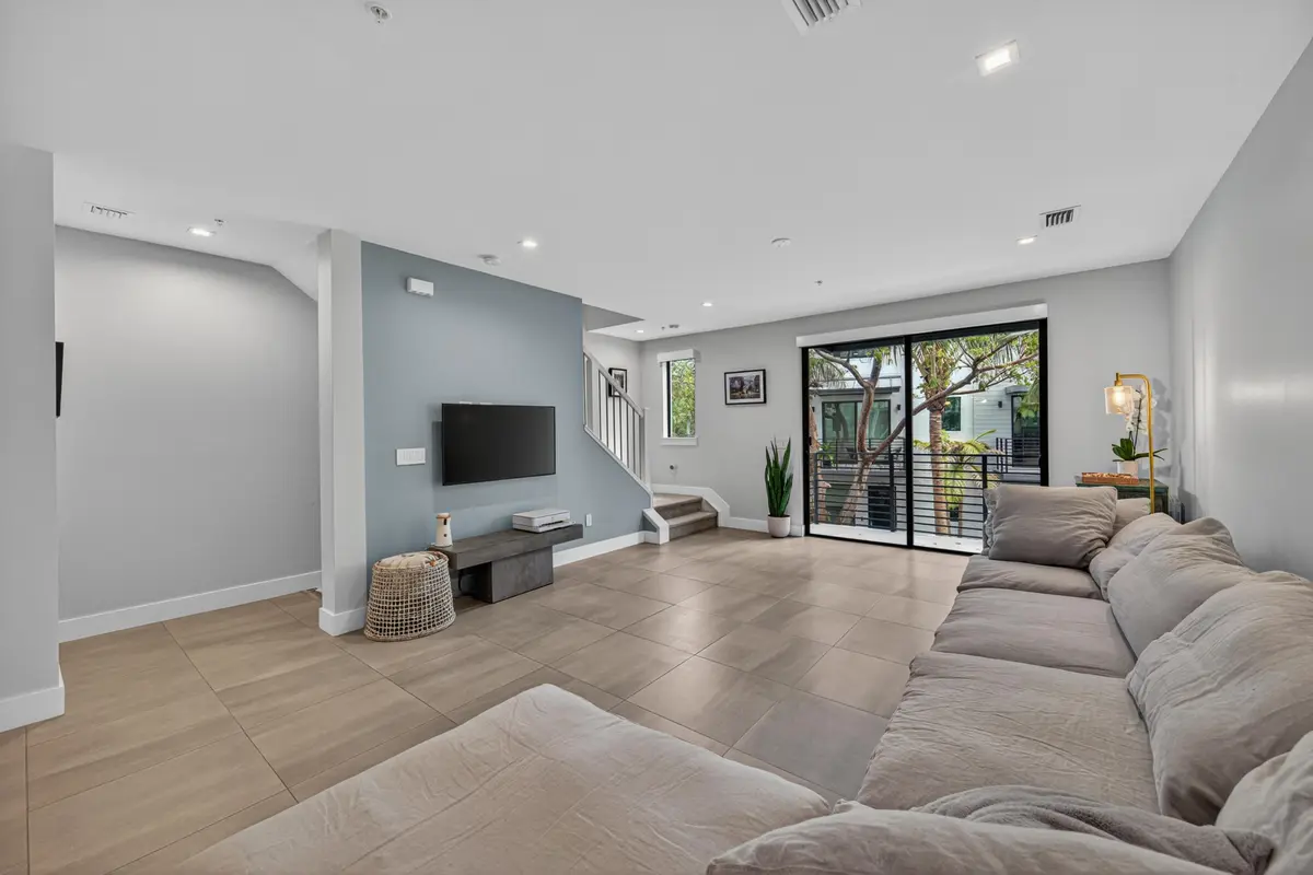 lisa625-32 at 625 NE 22nd Drive, Wilton Manors