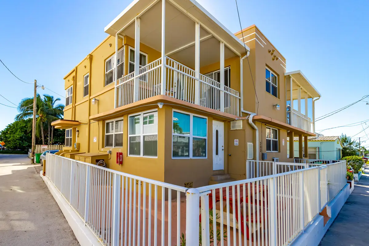 corner view at 300 Georgia Street 1-5, Hollywood