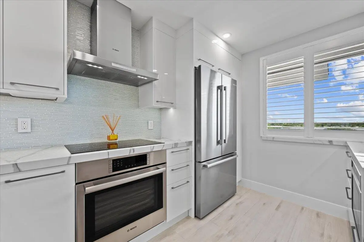 Gorgeous Glass Backsplash at 201 S Seas Drive 503, Jupiter