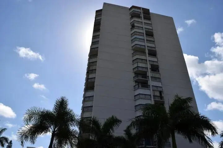 beyc69fbfbb087960 at 2425 Presidential Way 1905, West Palm Beach