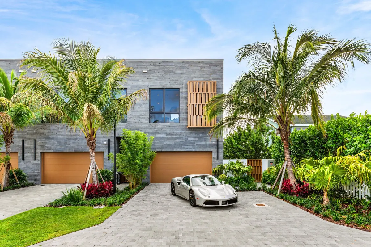 917 Garage and Driveway at 917 NE 8th Avenue, Delray Beach